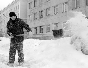 Чиновница в Новосибирске посоветовала горожанам самим чистить дороги от снега